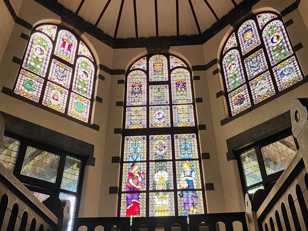 Simbol yang ada di kaca awang sewu