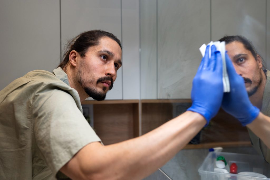 mengatasi kamar mandi lembab