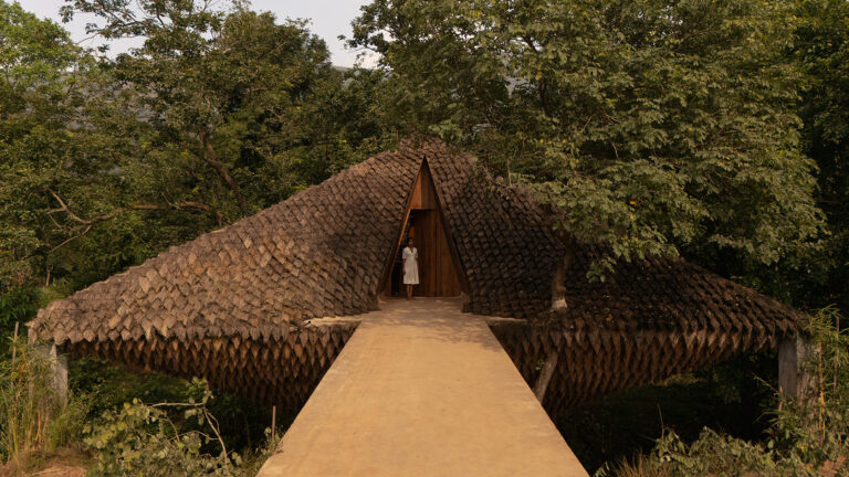 Bridge House, India : Hunian yang Dibentuk oleh Struktur Bentang